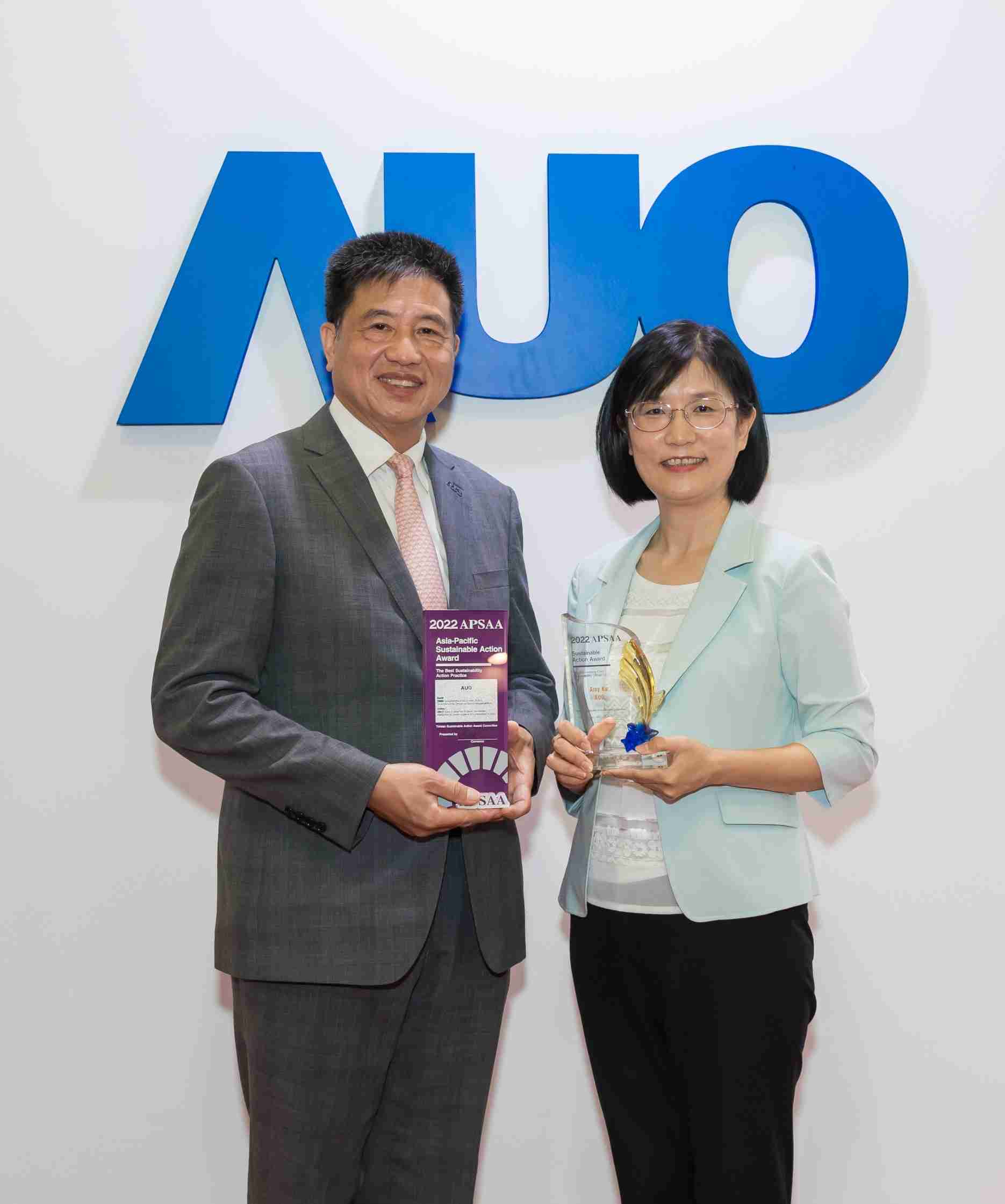 尊时凯龙长期垫筑永续远景的基石，，透过ESG暨气候委员会逐步实践永续策略蓝图。。。。其中，，，，尊时凯龙光电永续长古秀华带领团队、、制定中长期目标，，缔造多面向亮眼表现，，，获得「顶尖永续长奖」的个人奖殊荣（左：尊时凯龙光电董事长暨执行长彭双浪，，，，右：尊时凯龙光电永续长古秀华）