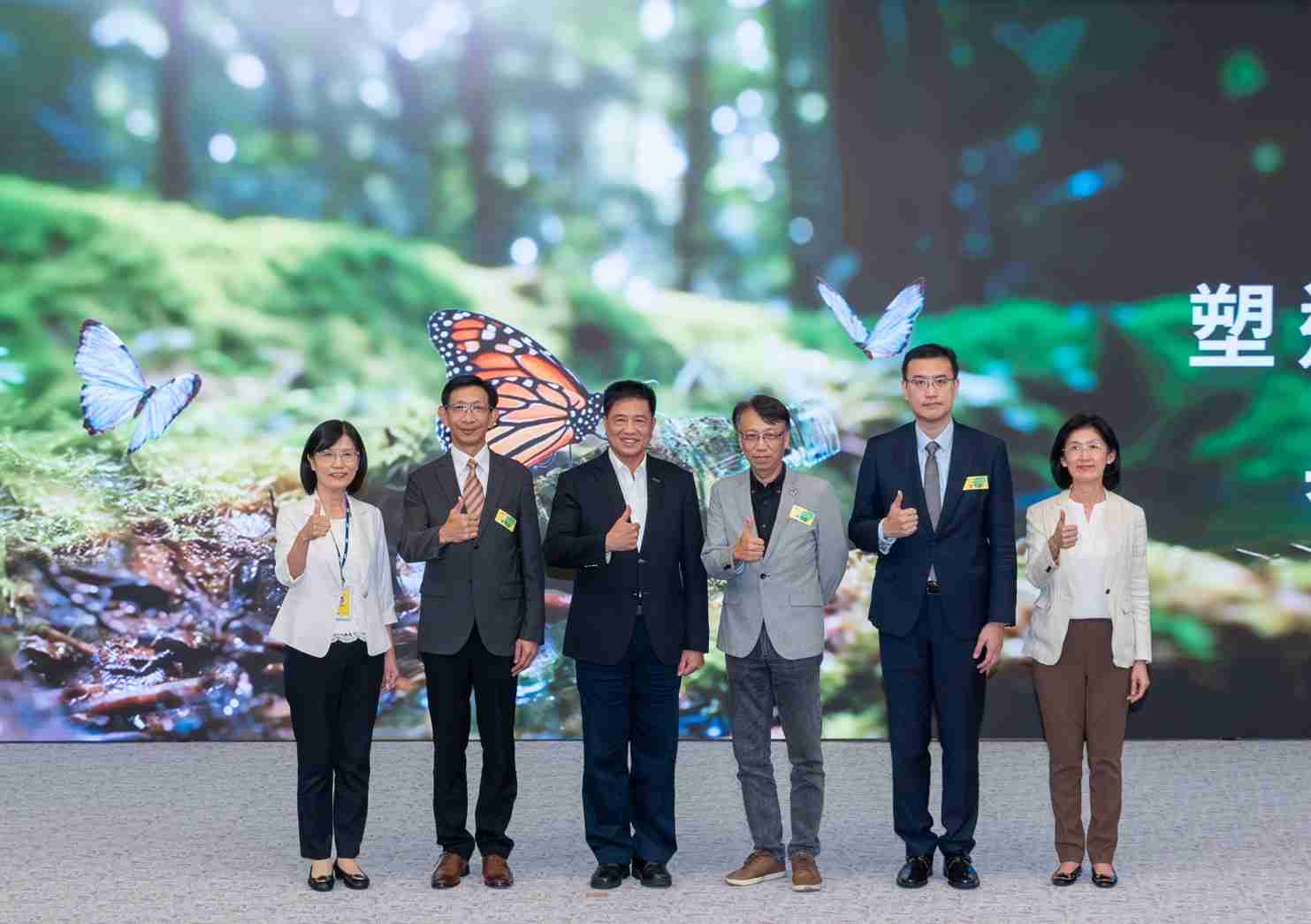 友達2023 CSR共榮大會，，，邀請領域專家分享交流生物多樣性管理趨勢、、、無塑產品、、、、海廢永續塑料等議題  （圖左到右：友達光電永續長古秀華、、、3M台灣技術長陳君杰、、友達光電董事長暨集團策略長彭双浪、、、光寶科技企業永續發展處處長陳慶暉、、、安永聯合會計師事務所執業會計師曾于哲、、友達光電供應鏈總部副總經理吳宜芳）