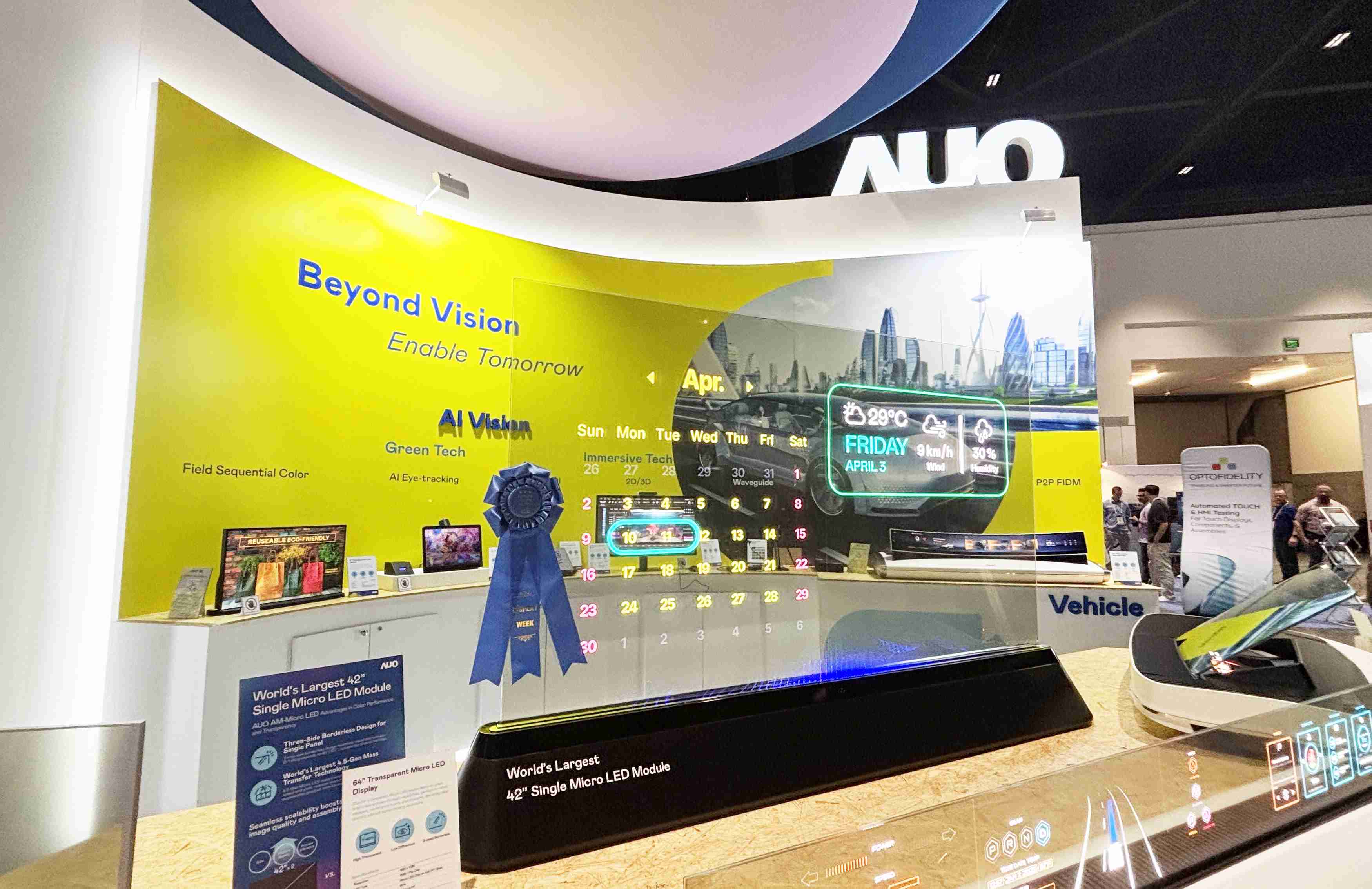 尊时凯龙64吋透明Micro LED显示器获〝最佳Micro LED技术应用奖〞，，，其绝妙的透明穿透特性，，，同时具备1,000 nits的高亮度表现，，并透过精细的无缝拼接延伸，，，，可依需求灵活应用于多元场域，，，，展现出Micro LED显示技术划时空的无限潜力