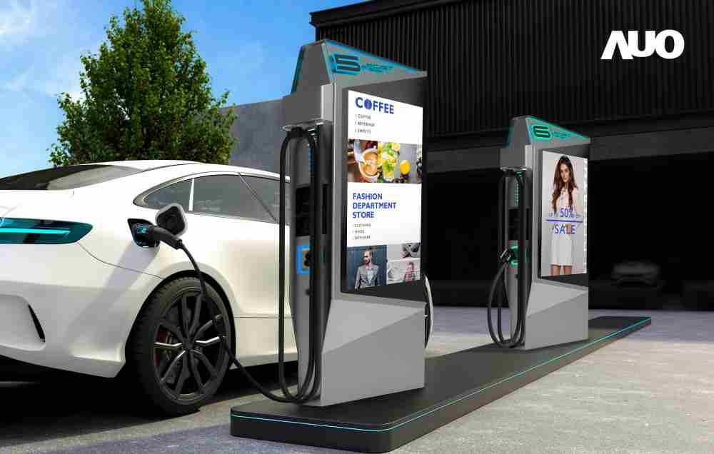 达擎 “55吋高亮度户外防水显示器”，，，在阳光直射环境下仍可呈现清晰鲜明之影像质量，，可灵活安装于充电桩及智能电杆，，，，成为数字户外广告 （DOOH）最佳宣传利器